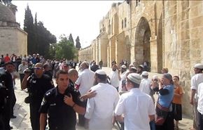 عملية طعن في الضفة ومستوطنون يقتحمون المسجد الاقصى