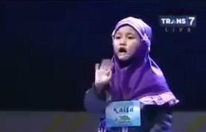 بالفيديو.. طفله تقرأ القرآن وتشرحه بالاشارات