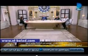 شاهد مشادة حادة على الهواء بين اعلامي وكاتبة لانها...