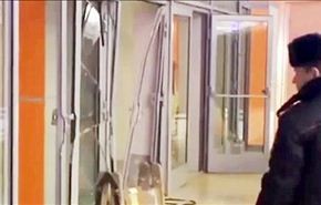 فيديو... امرأة تحاول سرقة عربة عسكرية في روسيا