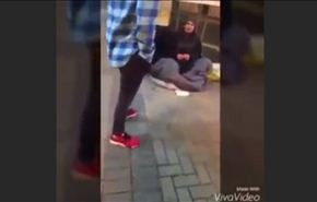 شاهد .. ماذا فعلت 3 فتيات عند رؤيتهن لرجل مشرد ؟!!