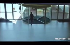 بالفيديو.. لصة تتعرض لموقف محرج ومضحك أثناء هروبها