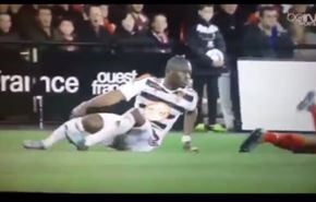 بالفيديو.. لاعب يهاجم آخر عرقله على طريقة 