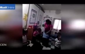 فيديو صادم.. معلمة تعاقب الأطفال بوخزهم بالسرنجات!