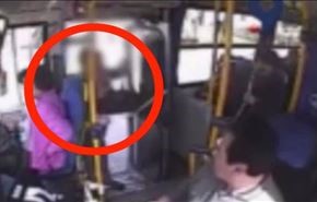 شاهد كيف انتقم سائق حافلة من راكبة بطريقة مروعة