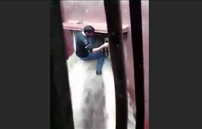 بالفيديو.. إنقاذ مثير لأسرة كادت تغرقها السيول داخل منزلها