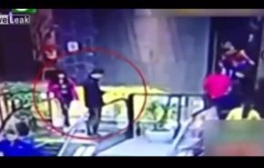 شاهد سقوط فتاة داخل فتحة سلم كهربائي والسبب ...