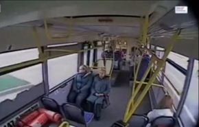 شاهد نتيجة نوم سائق حافلة أثناء القيادة