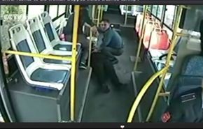 شاهد سائق حافلة ينقذ امرأة وابنتها من حادث مروع