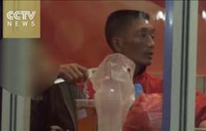 شاهد.. رجل يحاول خطف امرأة داخل مطعم مستخدما السكين
