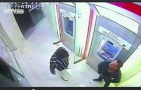 بالفيديو.. رجل يلقن لصا درسا قاسيا