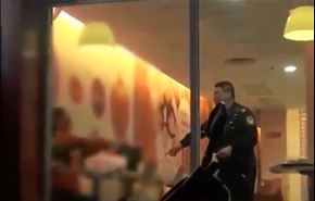 بالفيديو.. سيدة تنجو بأعجوبة من الأسر تحت تهديد السلاح