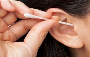 ماذا يمكن ان تفعل اعواد القطن في الاذنين؟