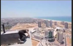 شاهد شاب ينقذ نفسه من سقطة مميتة في آخر لحظة