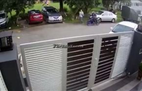 شاهد كيف قاومت فتاة لصا حاول سرقتها في وضح النهار