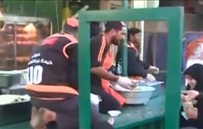 بالفيديو.. موكب متعدد الجنسيات يقدم أطعمة للزائرين في كربلاء