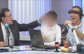 بالفيديو: رئيس وزراء إسبانيا يضرب ابنه على الهواء!!