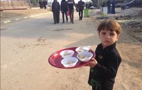 أطفال يخدمون زوار الإمام الحسين (ع)