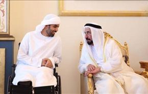 فيديو؛ ابن حاكم رأس الخيمة مقطوع الرجلين لاصابته بالعدوان على اليمن