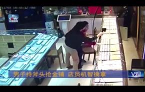 بالفيديو.. موظف يهاجم لصا حامل فأسا والنتيجة...!