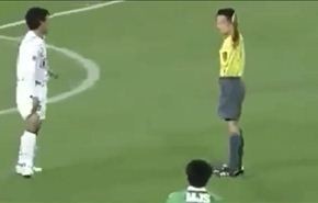 شاهد بالفيديو.. أسرع حالة طرد في تاريخ كرة القدم!