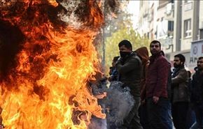 شاهد؛ ردّ الشرطة التركية على المتظاهرين وخدعة اردوغان!