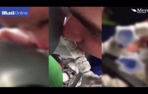 شاهد ردة فعل شاب علق لسانه بأنبوب متجمد لمدة 5 دقائق