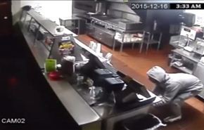 شاهد لصوص يفشلون في سرقة مطعم فيسخر منهم صاحبه