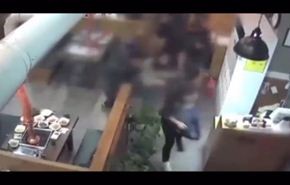فيديو.. كانوا يتناولون الطعام وفجاة...!