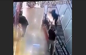 شاهد.. شاب ينقذ حياة طفل من الموت بأعجوبة