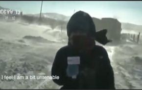 بالفيديو.. مذيعة تتحدى عاصفة ثلجية وتؤدي عملها