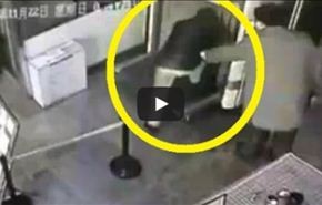 فيديو.. ماذا حدث لمسافر صعد على جهاز فحص الحقائب؟