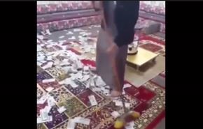 شاهد سعودي يتباهى بكنس الأموال يثير سخط المغردين