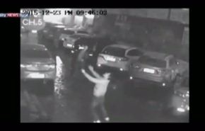 شاهد شاب يخاطر بحياته لانقاذ فتاة سقطت من الطابق الـ11