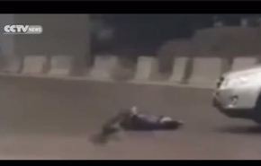 فيديو.. رجل يرمي نفسه أمام السيارات 6 مرات لـ...