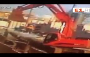 شاهد لحظة سقوط جرافة على رأس عامل بأحد الملاعب