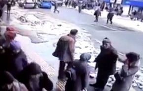 فيديو... تساقط كتل ثلجية ضخمة على رؤوس عابرين طريق