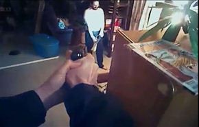 شاهد ماذا فعلت الشرطة مع رجل حاول الانتحار؟