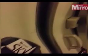 شاهد... طائرة ركاب تطير وبابها مفتوح
