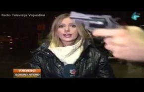 بالفيديو.. رجل يرفع سلاحه في وجه مذيعة على الهواء!