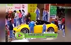 فيديو.. سيارة فارهة تقع ضحية لـ