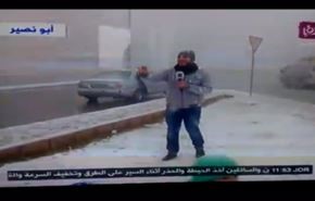 فيديو... لحظة هجوم 3 شبان على مراسل وقذفه بـ...