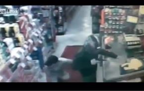 بالفيديو.. شاب يفسد جريمة سرقة بحركة مفاجئة