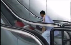 شاهد... ردة فعل امرأة تصعد سلم كهربائي لأول مرة