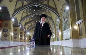 بالصور؛ آية الله خامنئي يزور مرقد الإمام الخميني (رض) وقبور الشهداء