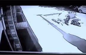 فيديو.. ماذا فعلت هذه الفتاة في لص سرقها؟