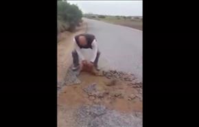 شاهد... رجل يقتلع الاسفلت بيديه!