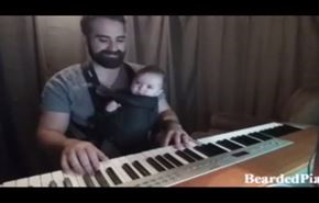 شاهد ماذا حدث لهذا الطفل عندما بدأ والده العزف.. اشعل الانترنت!