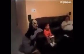 شاهد .. أم كادت تقتل طفلها رعبا!