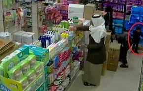 بالفيديو.. عائلة تعلم اطفالها السرقة بالسعودية